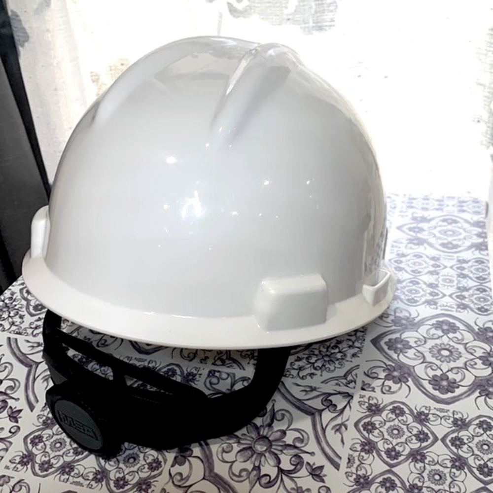 🔹MSA White V-Gard® Polyethylene Full Brim Hard Hat W/Ratchet/4 Point Suspension